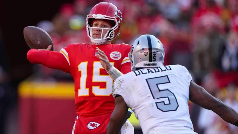 Chiefs' Mahomes passes Hall of Famer Len Dawson with franchise-record 238th TD  pass - Sportsnet.ca