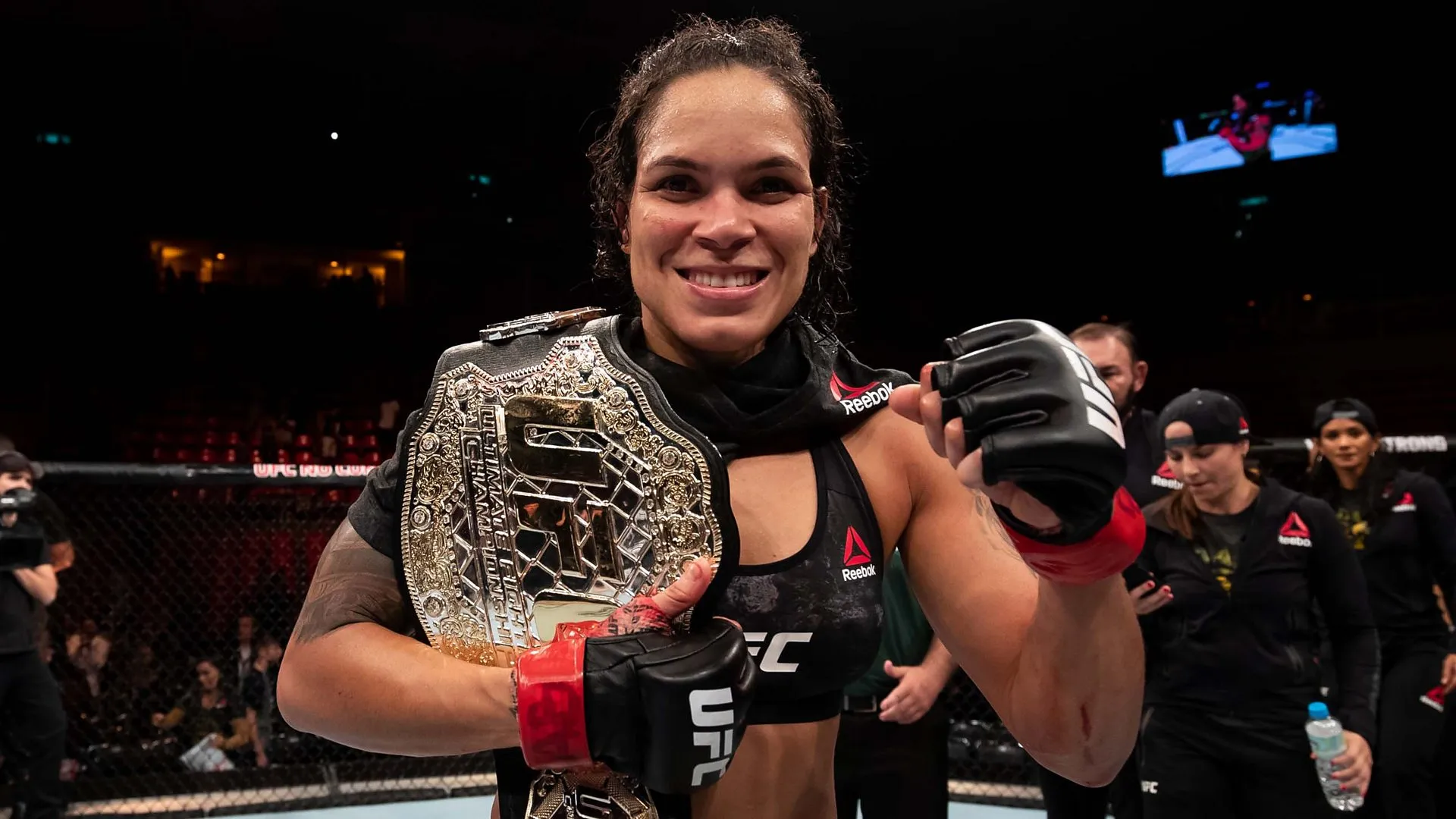 UFC 224: Amanda Nunes ngăn chặn Raquel Pennington để bảo vệ danh hiệu tại Rio - BBC Three