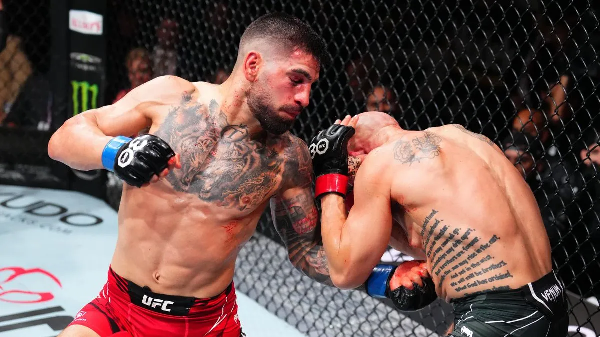 UFC Jacksonville: Ilia Topuria duy trì thành tích bất bại với chiến thắng áp đảo trong trận đấu hạng lông của Josh Emmett - TNT Sports