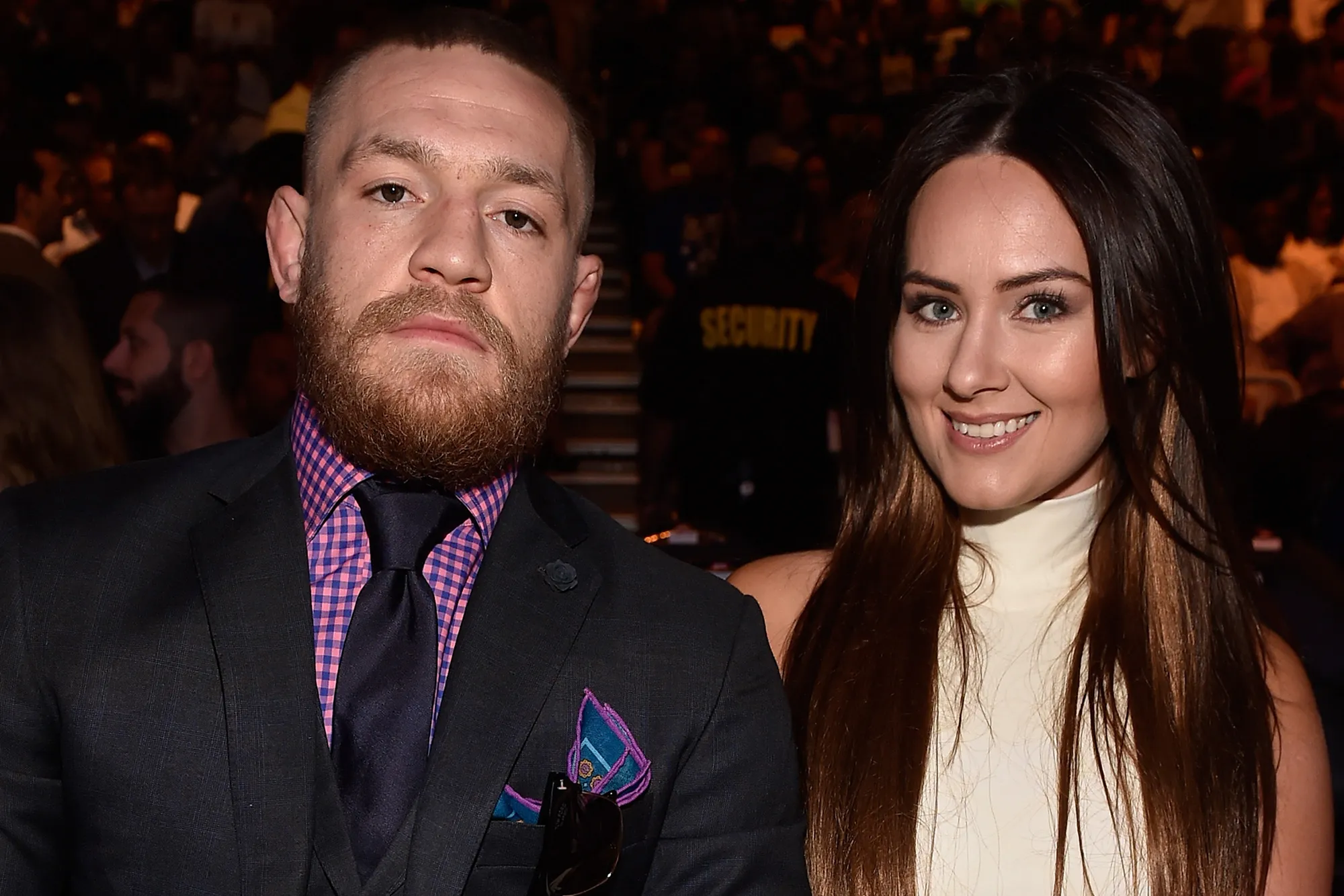 Conor McGregor được Dee Devlin an ủi sau trận thua tại UFC 257