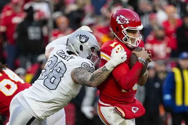 Chiefs QB Patrick Mahomes could have new blindside protector when he faces  Chargers on Sunday night | AP News