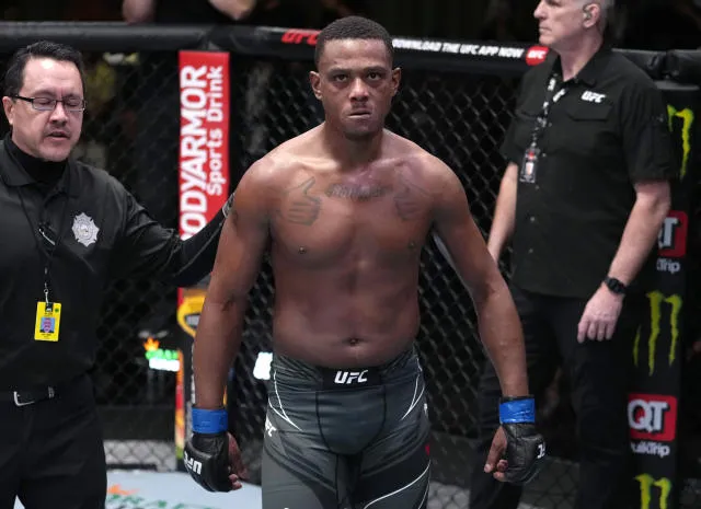 UFC: Jamahal Hill hạ gục Johnny Walker bằng cú KO tàn bạo - Yahoo Sports