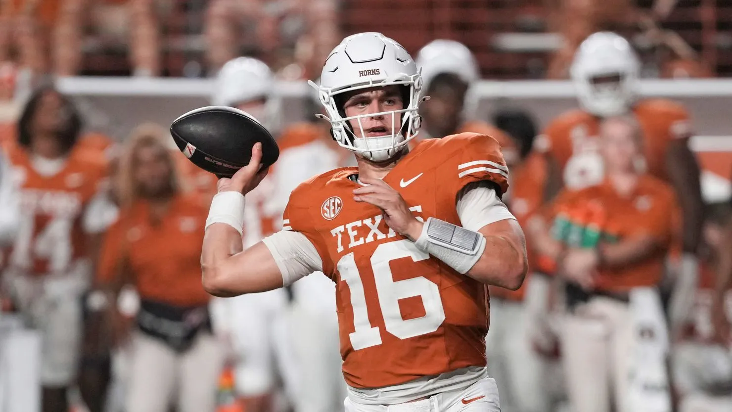 Arch Manning, nephew of Peyton and Eli, stars with five touchdown game and  leads Texas Longhorns to huge win | CNN