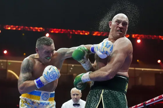 Oleksandr Usyk đánh bại Tyson Fury bằng quyết định chia đôi để trở thành nhà vô địch hạng nặng không thể tranh cãi