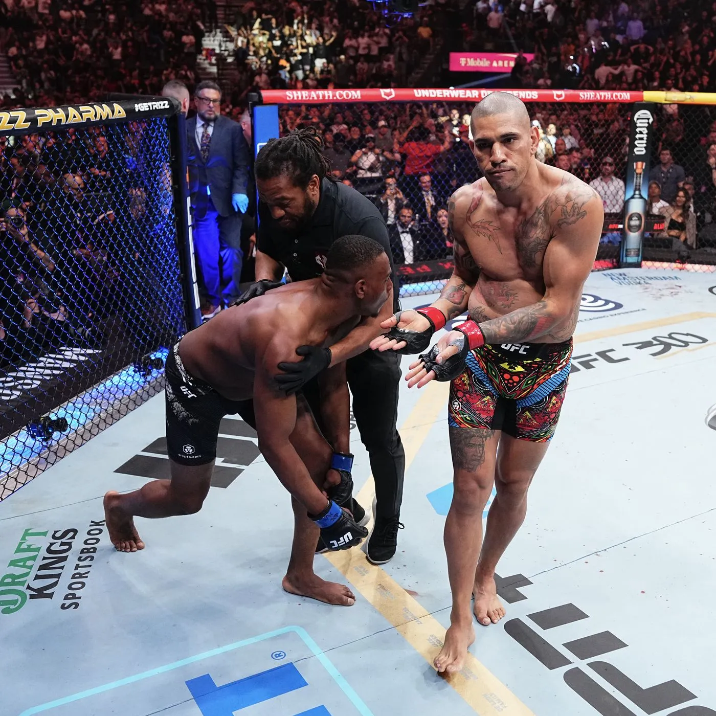 Jamahal Hill explains viral yawn after Alex Pereira's knockout win at UFC  307: 'I'm not impressed' - MMA Fighting