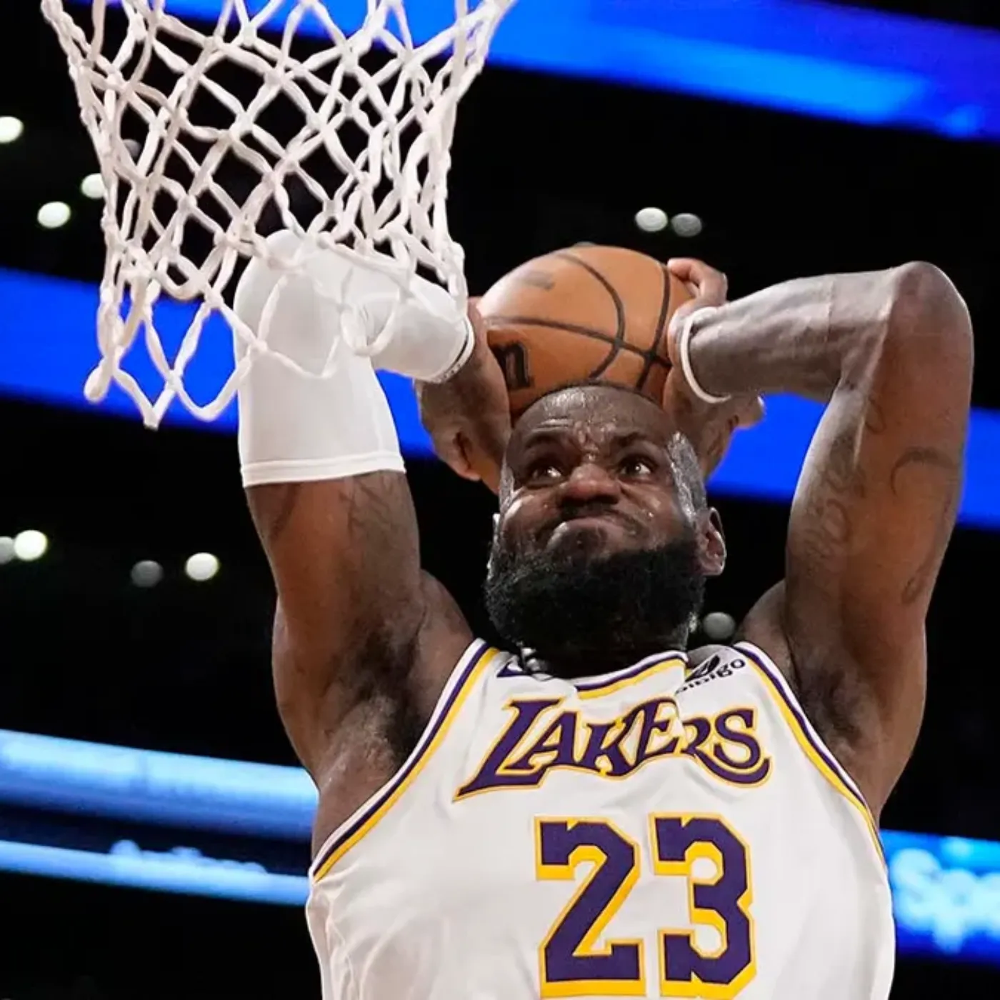 image_6760ee7baec2d LeBron James Roars Back After Injury Layoff, Leading Lakers to a Crushing Victory Over Grizzlies