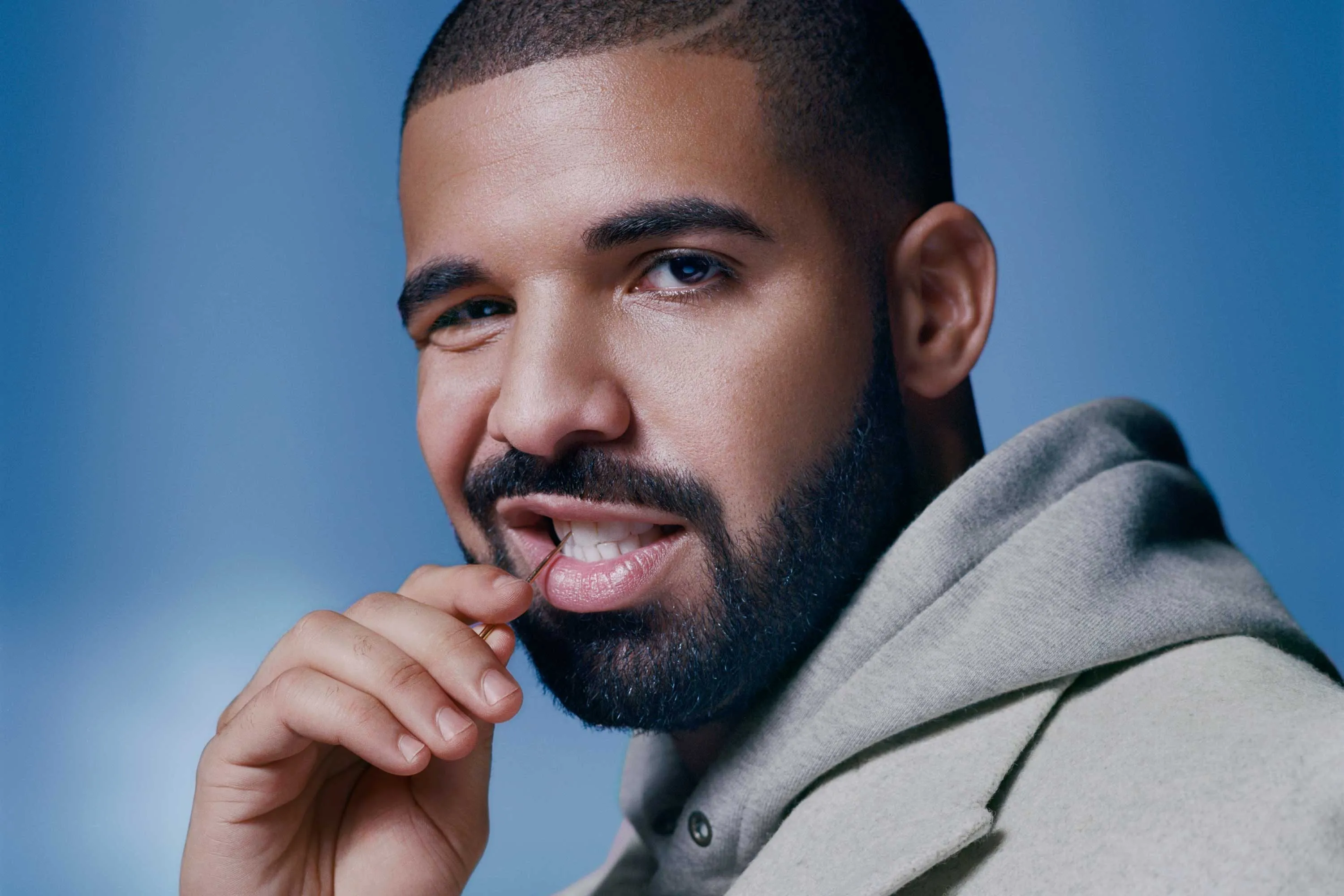 image_67611a4a65b7a Drake donates $17,000 as a reward to the female fan who won the Drake lookalike contest