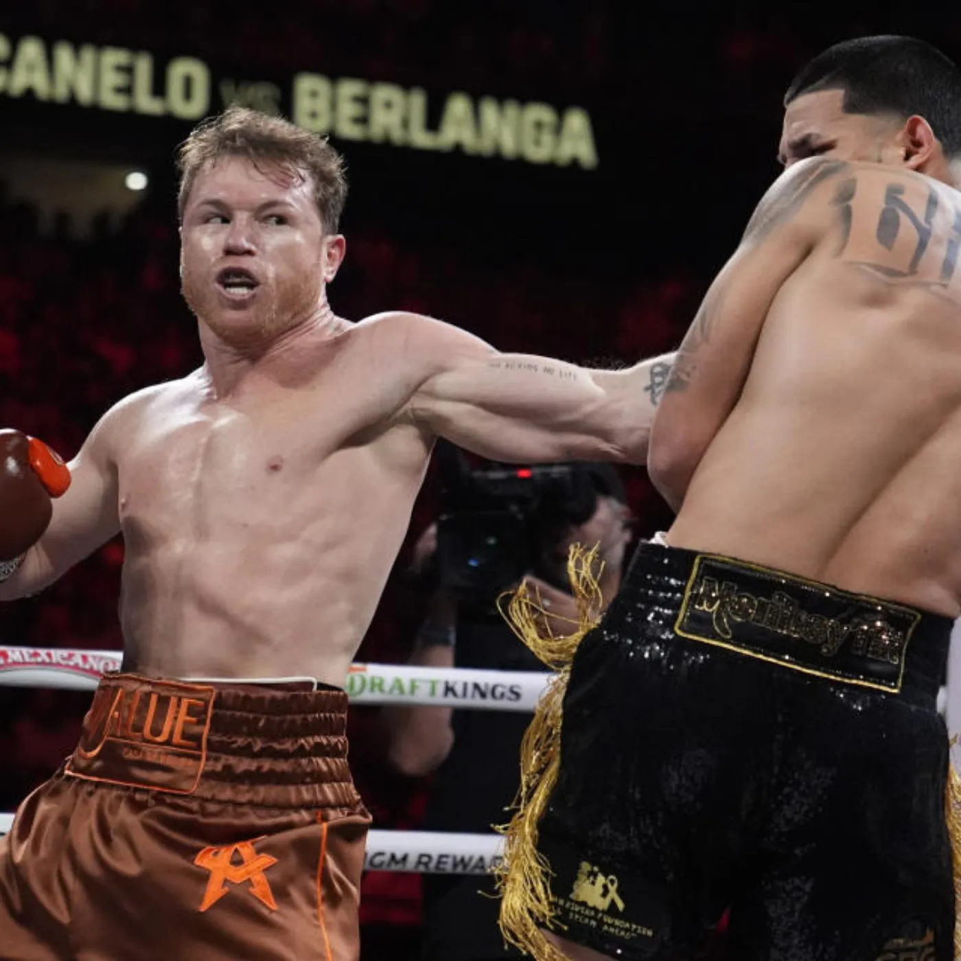 image_676a2358df8a9 Canelo Álvarez Gains Confidence from Oleksandr Usyk's Endorsement Ahead of Joseph Parker Showdown