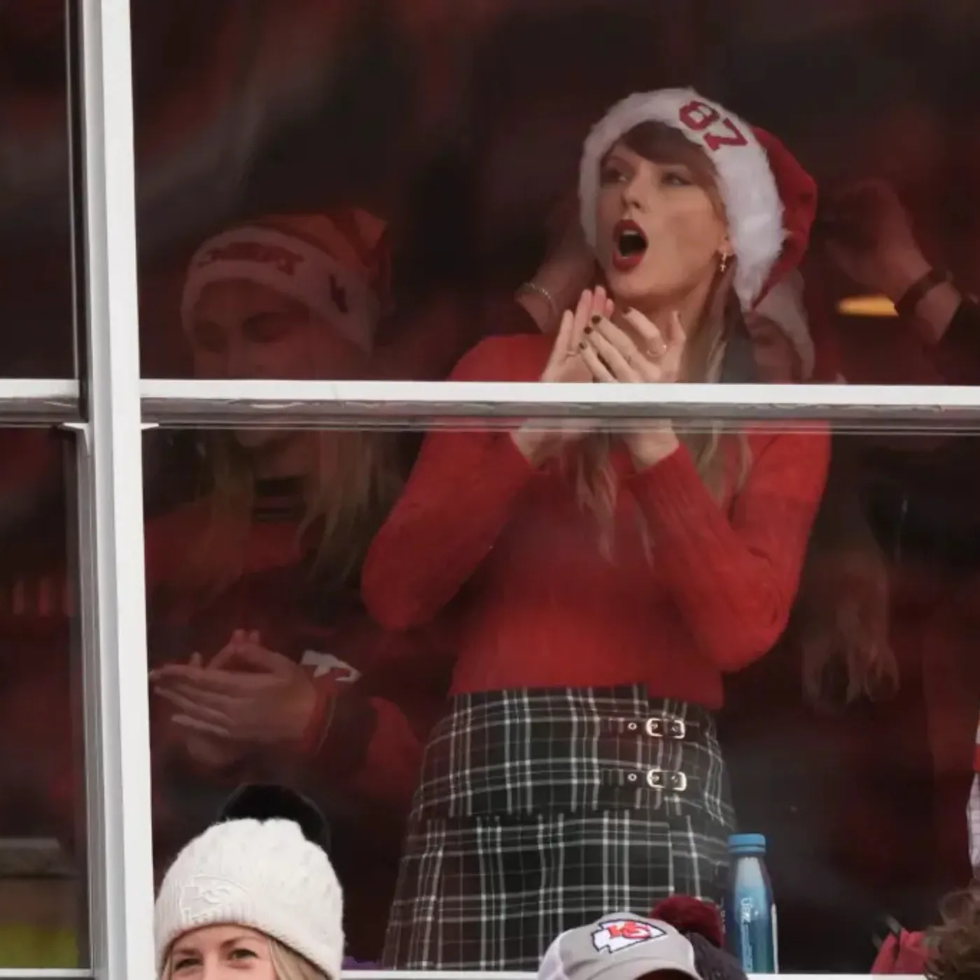 image_676ba50b4645e Taylor Swift Rocks Santa Hat and Travis Kelce Jersey at Chiefs' Christmas Game