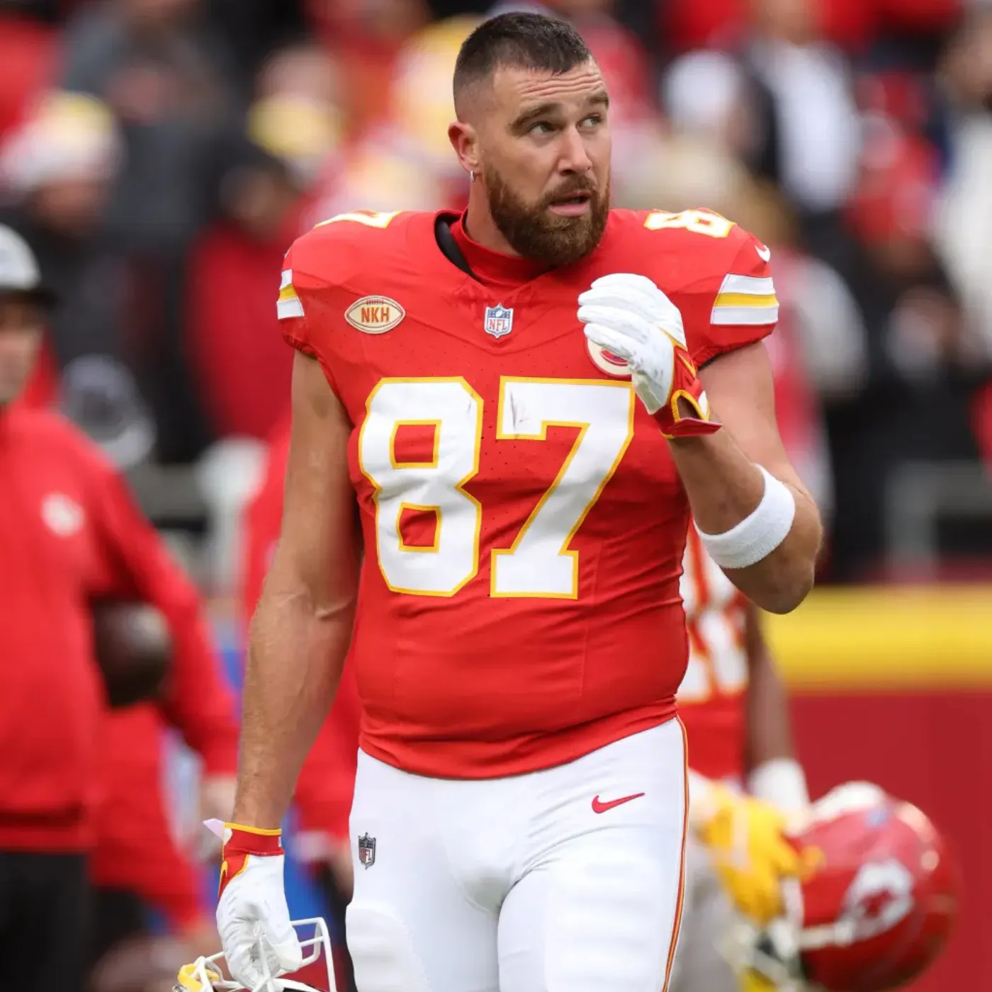 image_676ba50c59ff6 Taylor Swift Rocks Santa Hat and Travis Kelce Jersey at Chiefs' Christmas Game