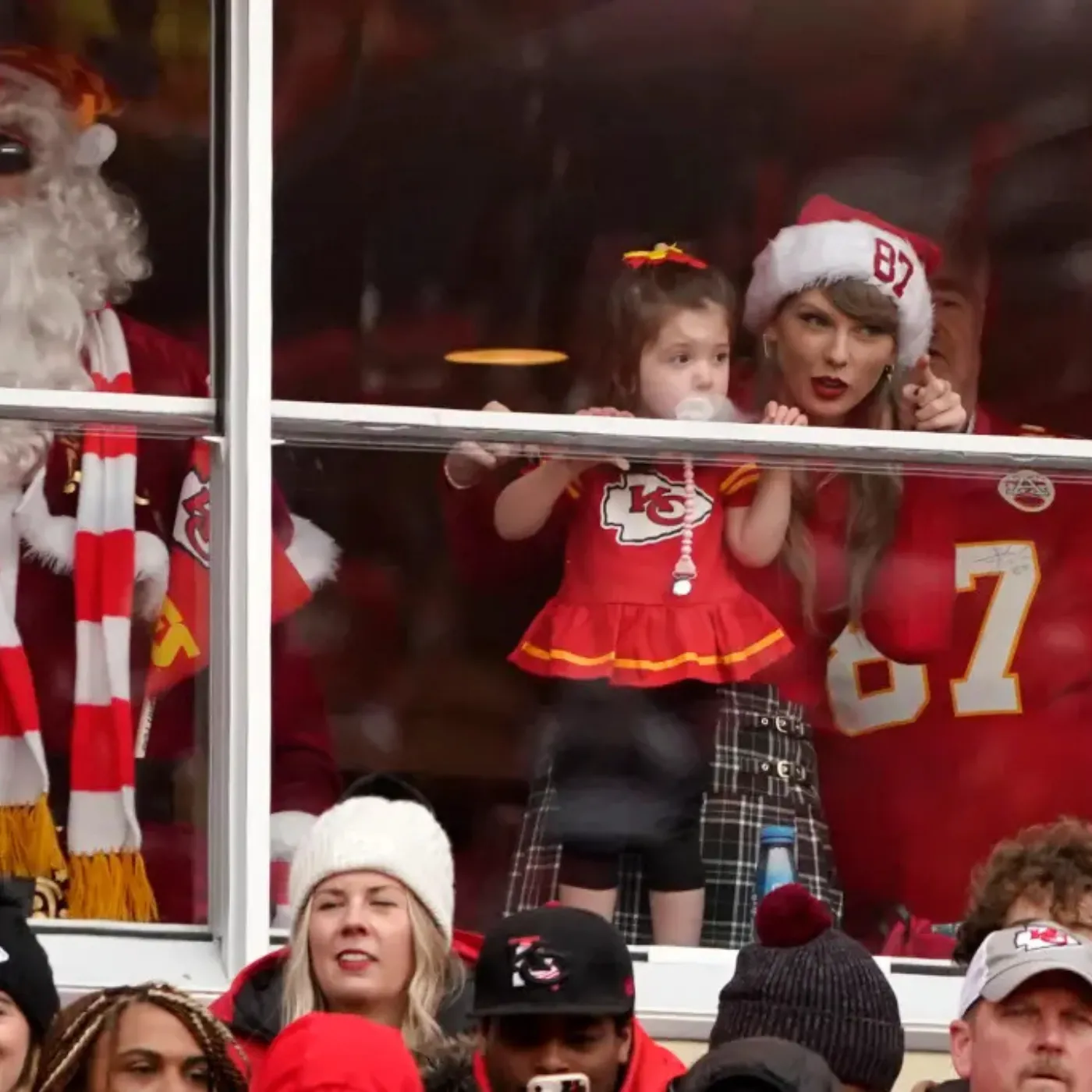 image_676ba50d1b880 Taylor Swift Rocks Santa Hat and Travis Kelce Jersey at Chiefs' Christmas Game