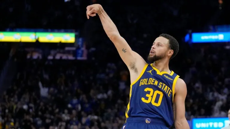 image_676cd60996405 Astonishment At the end of this season, Steph Curry unexpectedly announced that he would be retiring.