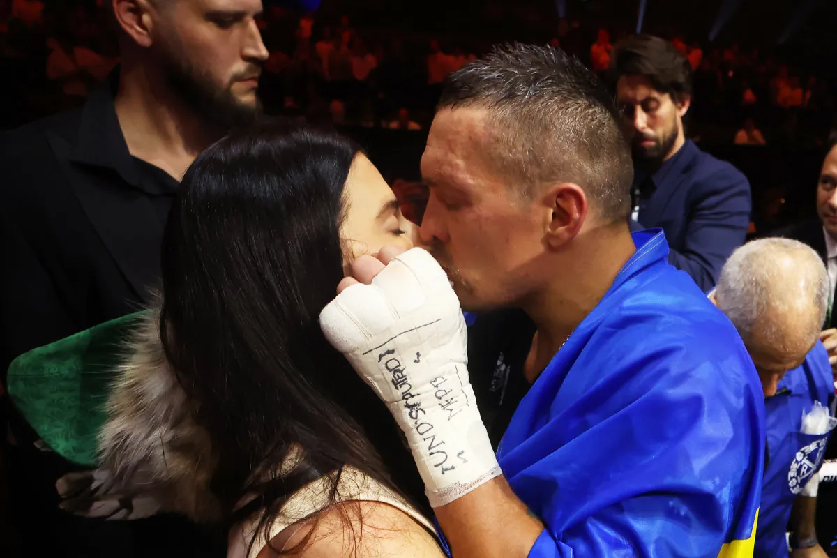 image_676d0ec08f7b6 Usyk and Fury's contrasting views on wives during fight preparation spark controversy