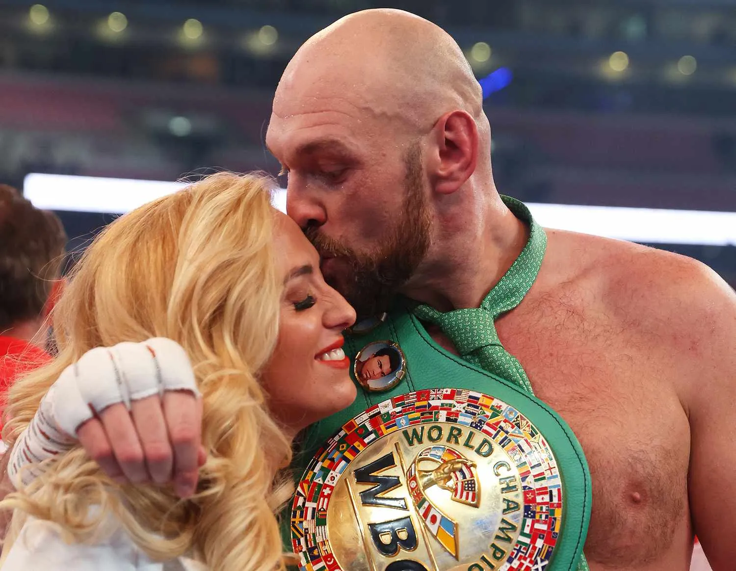 image_676d0ec1184d5 Usyk and Fury's contrasting views on wives during fight preparation spark controversy