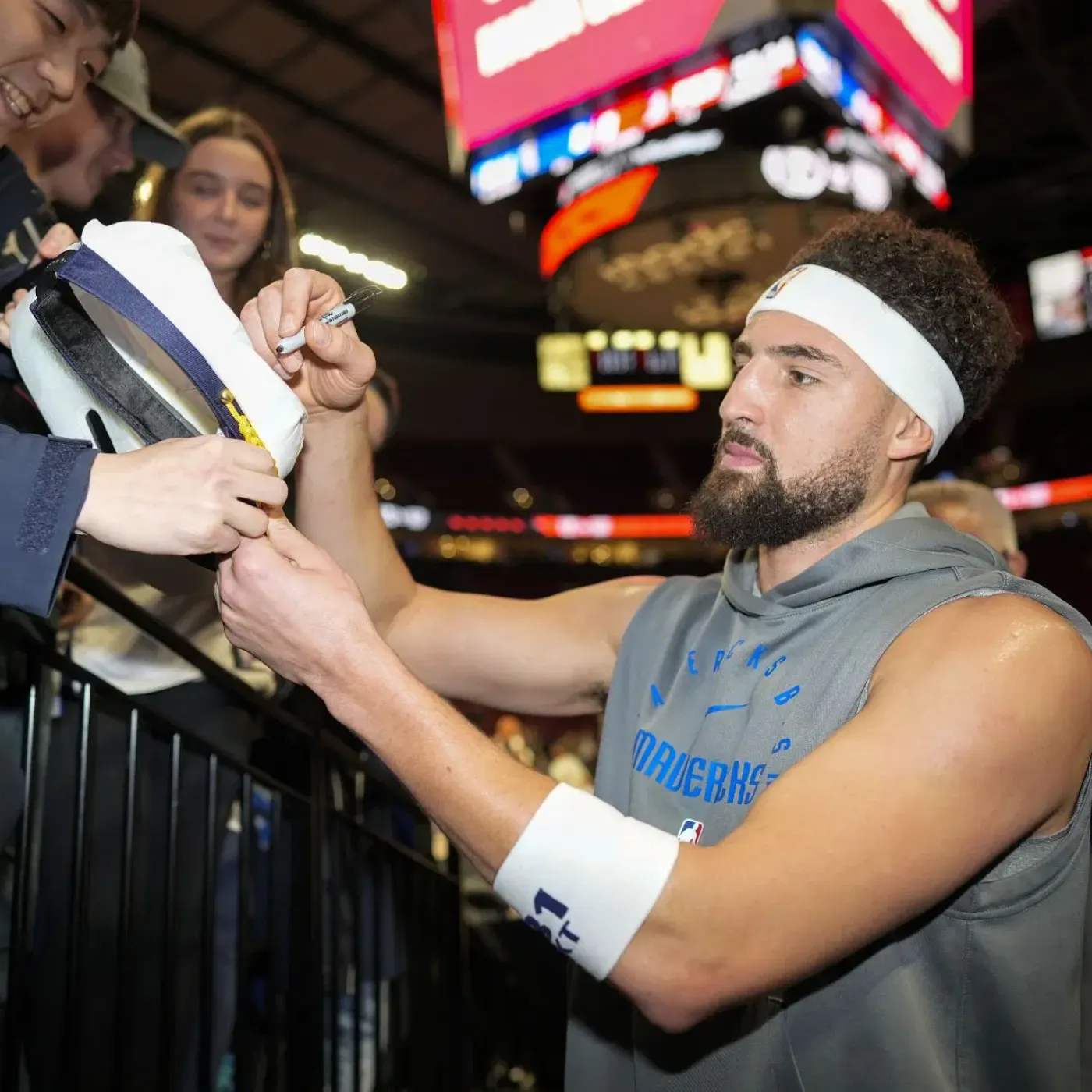 image_67739b1c54a08 Mavericks' Klay Thompson Silenced a Bully in Public to Protect His Fans!