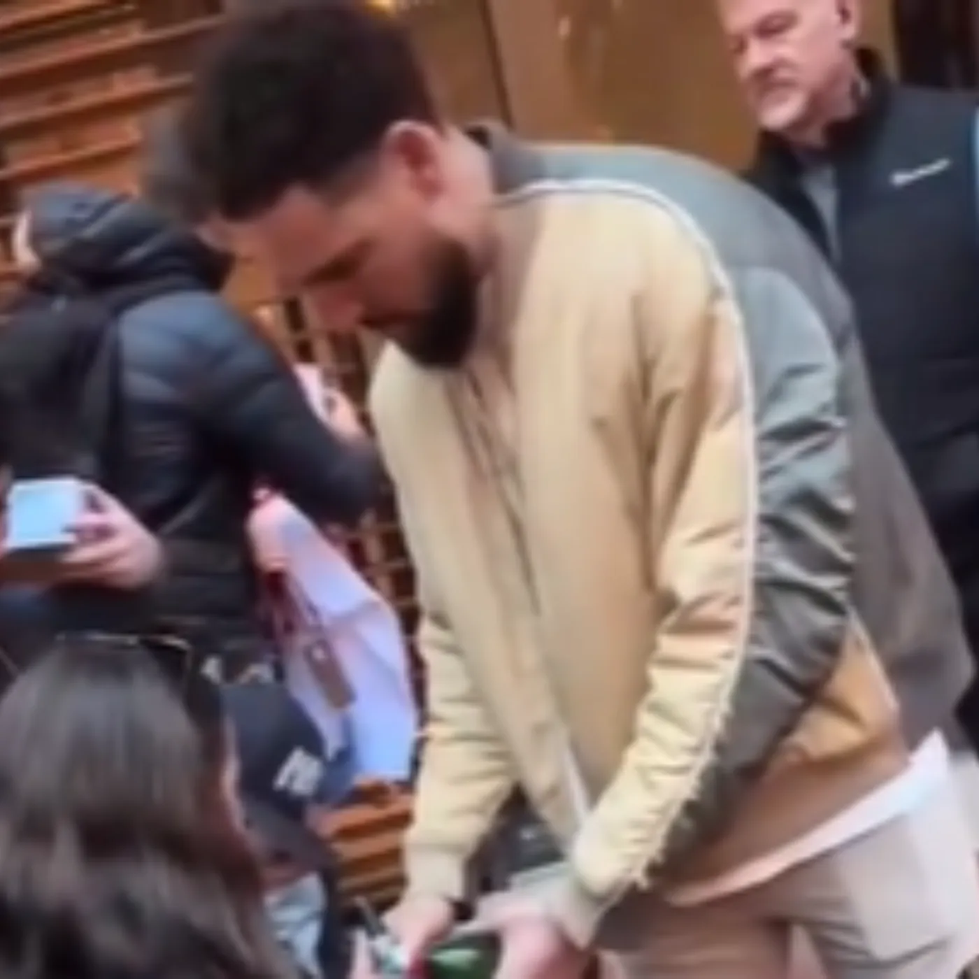 image_67739b1d2517e Mavericks' Klay Thompson Silenced a Bully in Public to Protect His Fans!