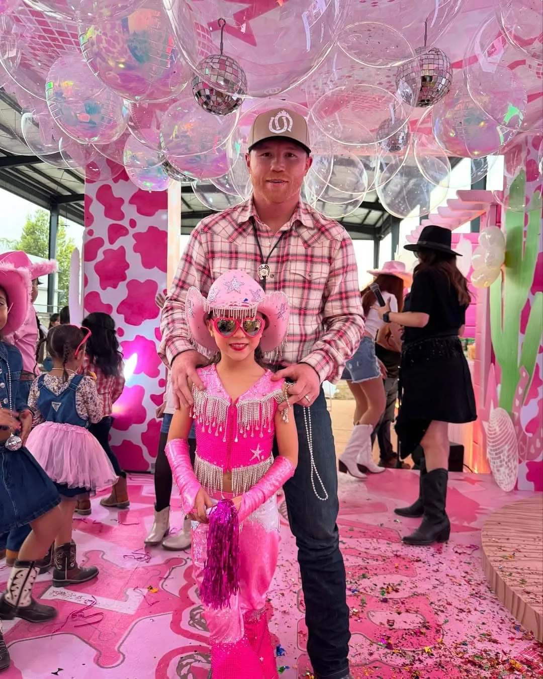 image_6773b0097d05c Canelo Alvarez celebrated his daughter Maria Fernanda's seventh birthday with the Mexican boxer dressed as a true modern cowboy, complete with leather boots, Western shirt, and hat. Click here to find out more about this unforgettable birthday celebration