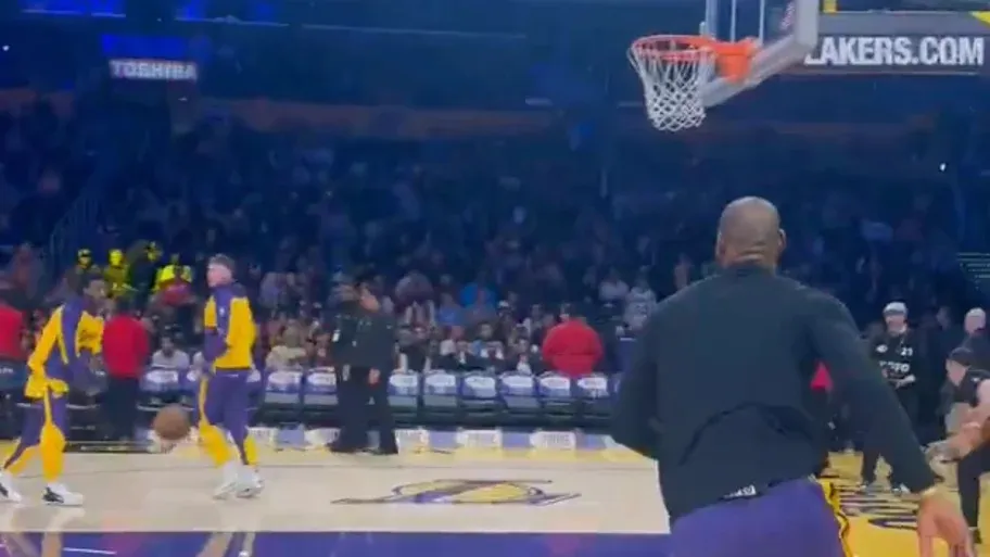 image_677576a6ee8ef LeBron and Bronny’s Jaw-Dropping Alley-Oop During Lakers Warmups Leaves Fans Speechless!