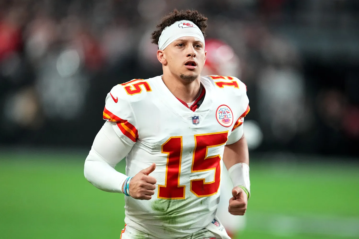 Patrick Mahomes trả lời cầu thủ b&oacute;ng bầu dục cờ n&oacute;i rằng anh ấy giỏi hơn si&ecirc;u sao Chiefs