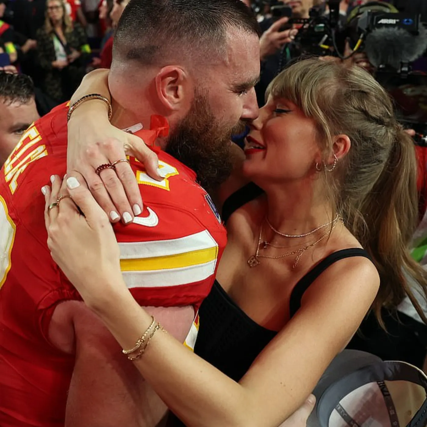 Taylor Swift and Travis Kelce Are About to Temporarily Break Up? Shocking Gay Rumors Make Fans Restless!