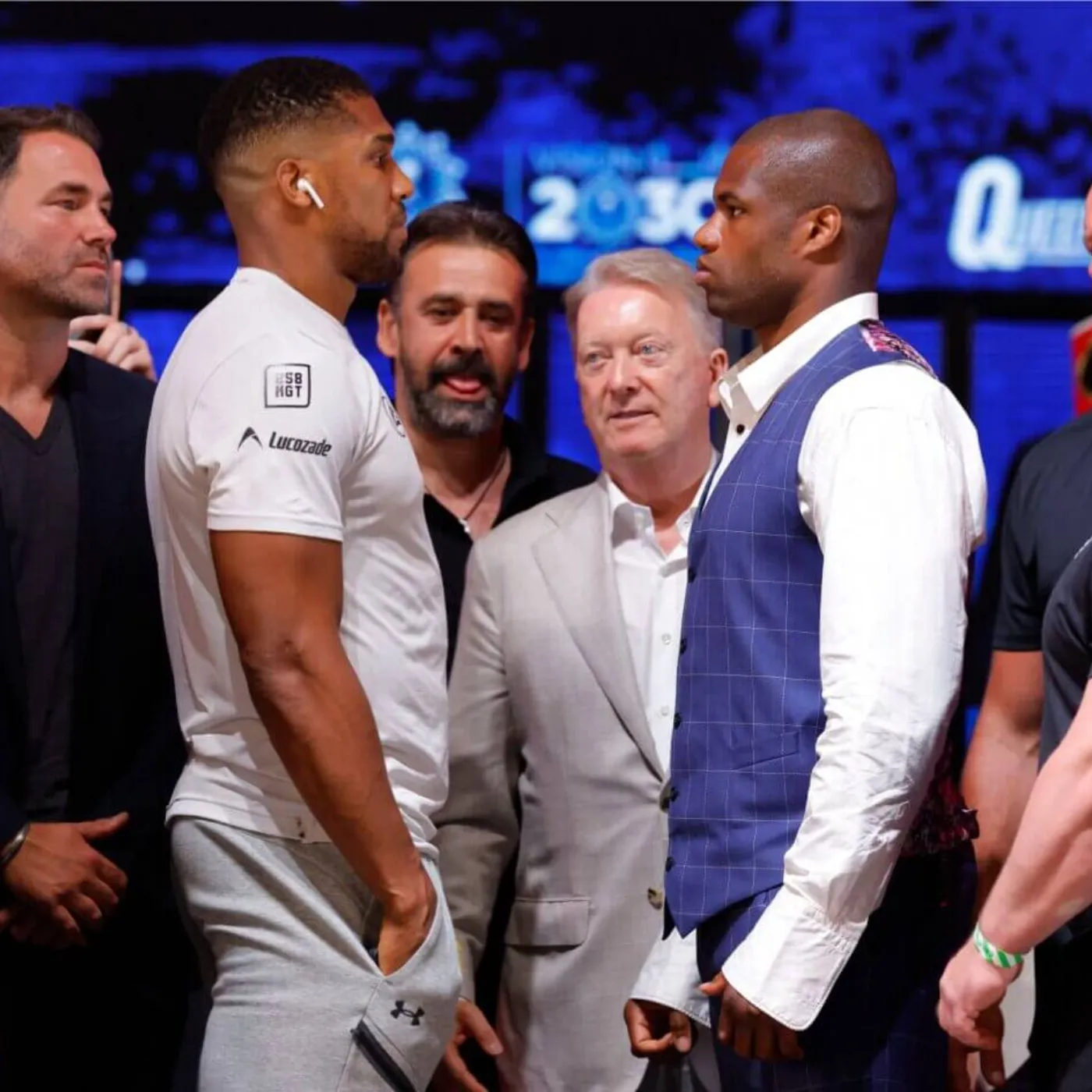 Behind every victory always appears the director for win as Islam Makhachev's Khabib, leading Daniel Duboi in the forward match